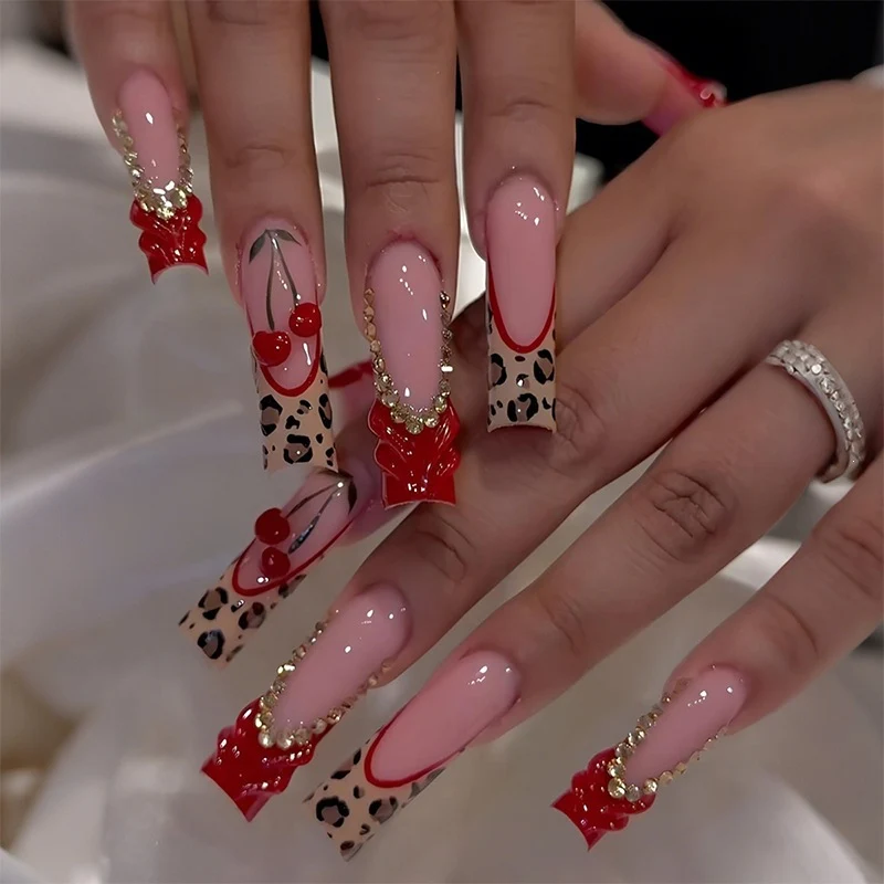 Künstliches Nail Art Set mit verspieltem Blumendesign und glitzernden Akzenten Brehn