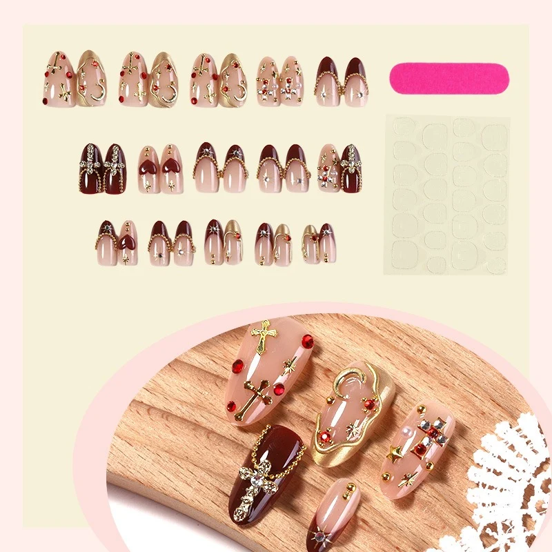 Kunstnagelset mit glamourösen Design und luxuriösen Akzenten Brehn