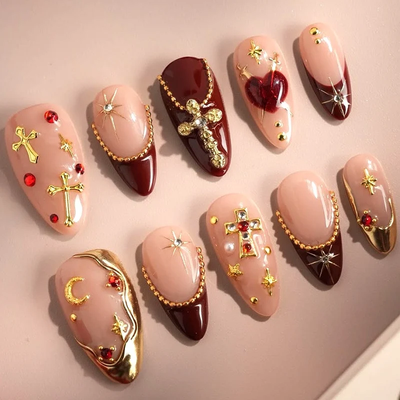 Kunstnagelset mit glamourösen Design und luxuriösen Akzenten Brehn