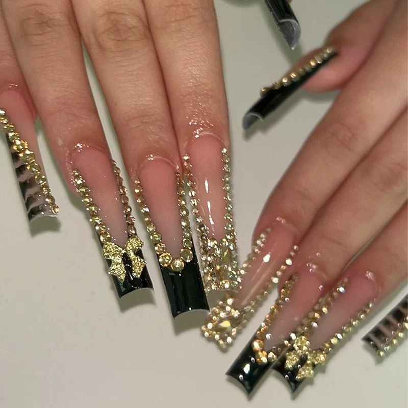 Kunstnagelset mit Glamourösen Akzenten Brehn