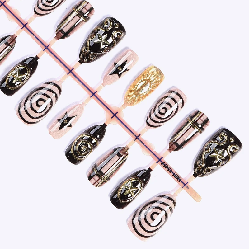 Kunstnagelset mit glamourösen 3D-Verzierungen und stilvollen Akzenten Brehn