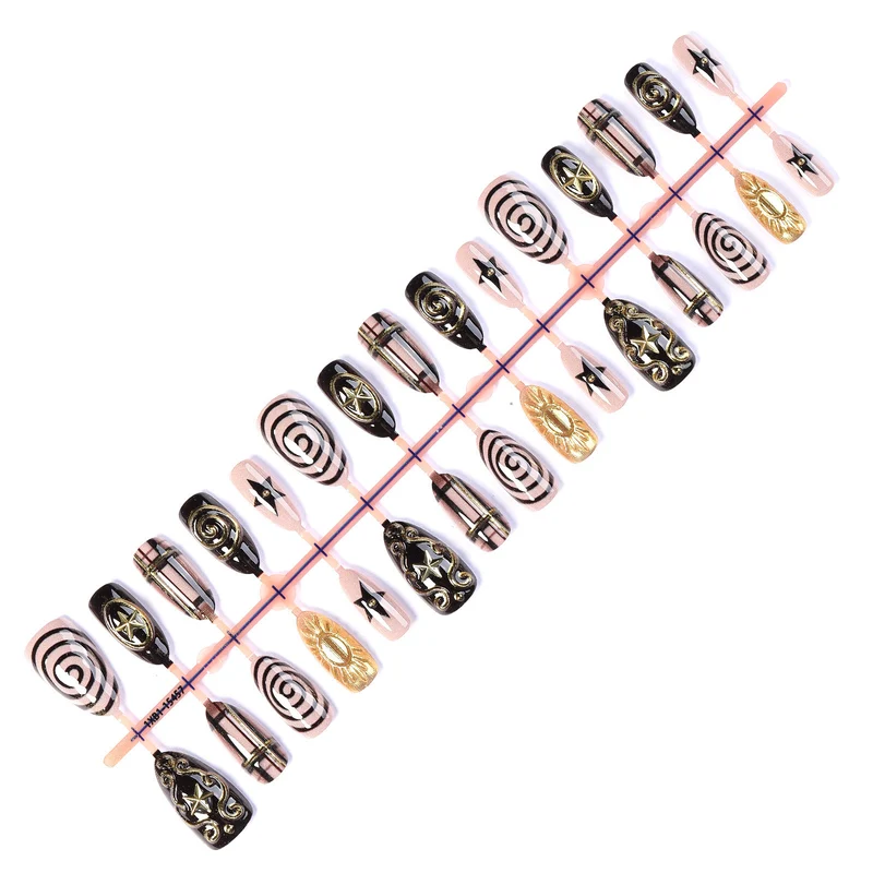 Kunstnagelset mit glamourösen 3D-Verzierungen und stilvollen Akzenten Brehn
