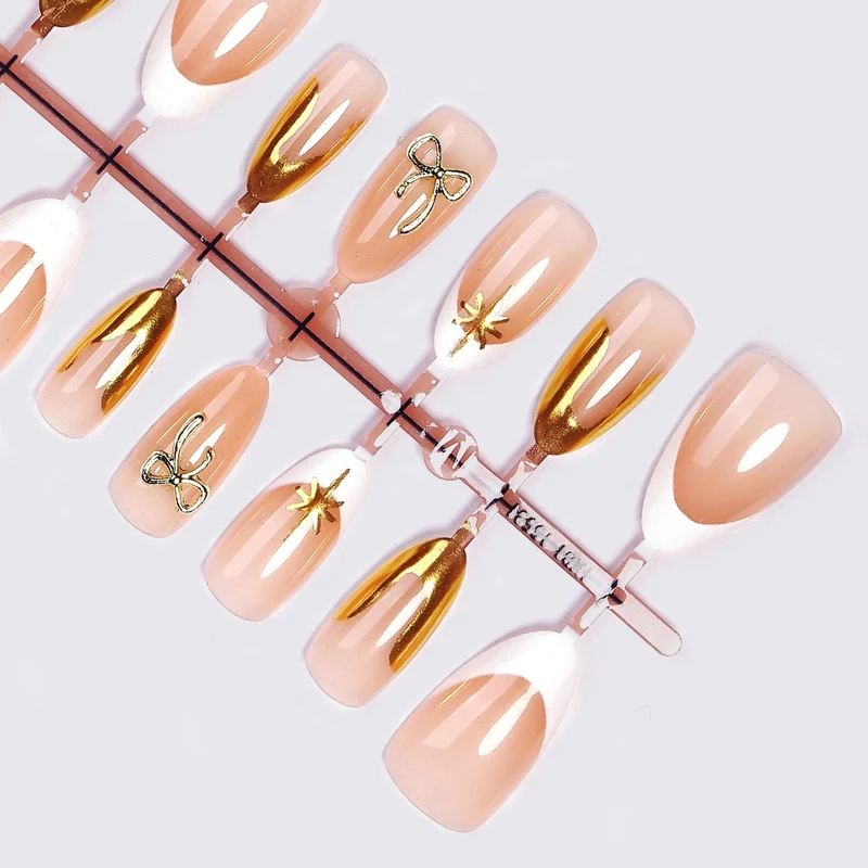 Kunstnagelset mit Glamourösen 3D-Details und Eleganten Goldakzenten Brehn