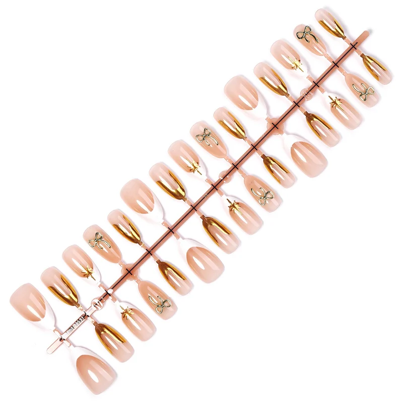 Kunstnagelset mit Glamourösen 3D-Details und Eleganten Goldakzenten Brehn