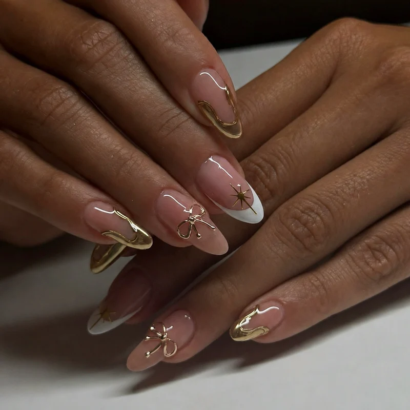 Kunstnagelset mit Glamourösen 3D-Details und Eleganten Goldakzenten Brehn