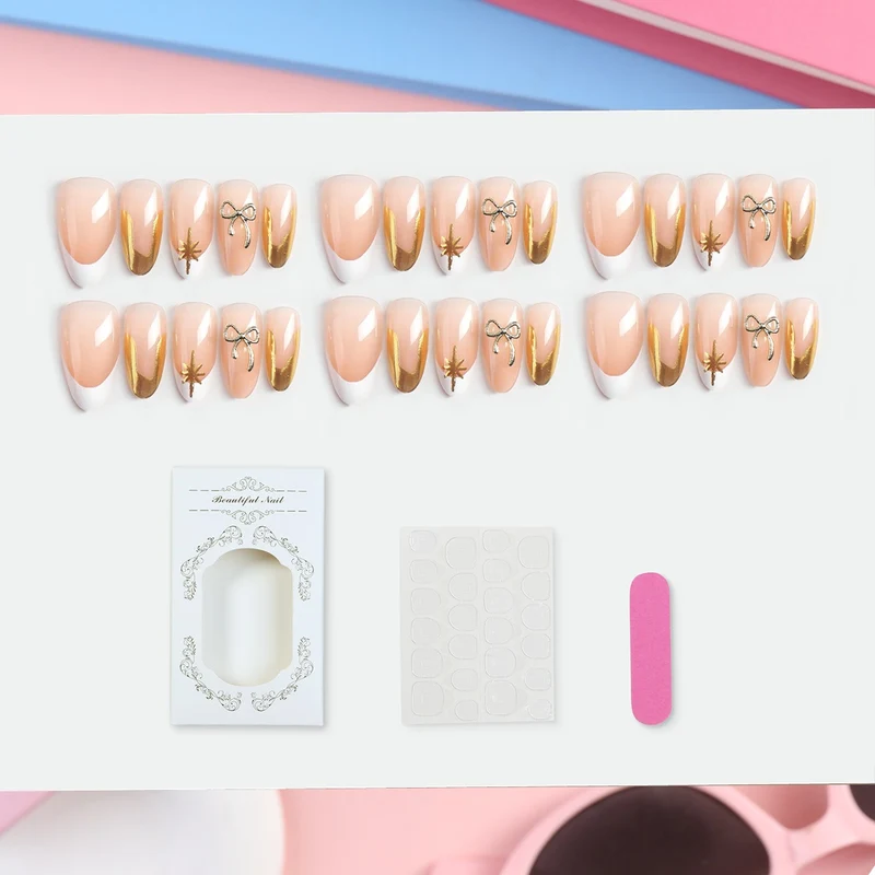 Kunstnagelset mit Glamourösen 3D-Details und Eleganten Goldakzenten Brehn