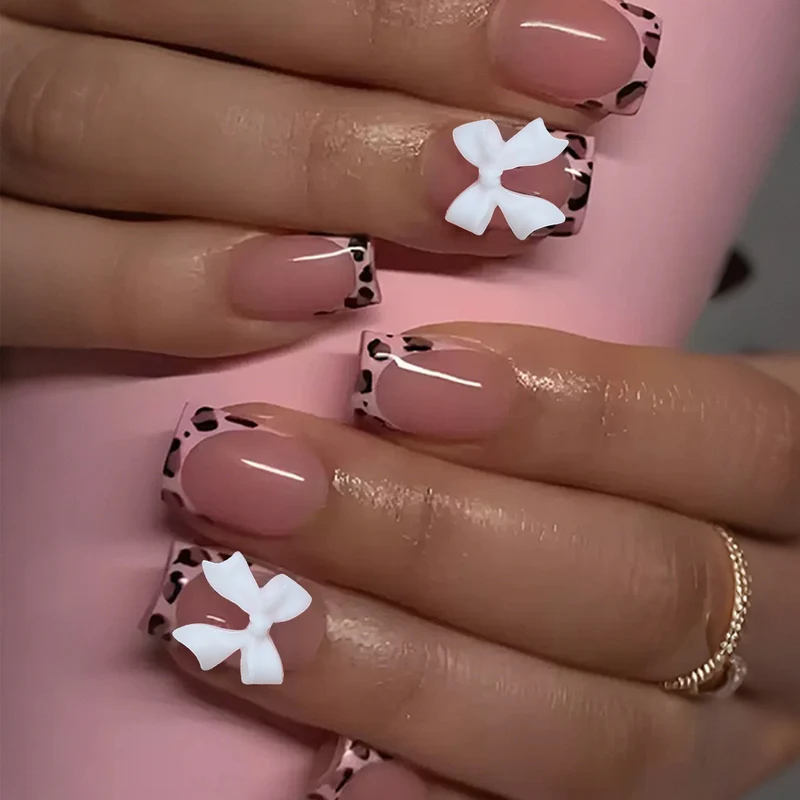 Kunstnagelset mit glamourösem Leopardenmuster und eleganten Schleifen Brehn