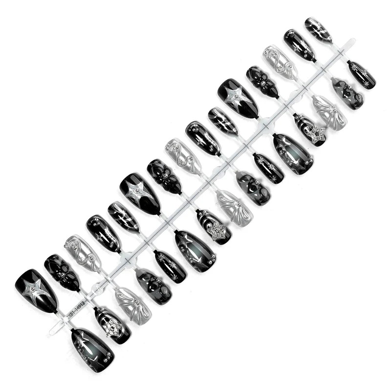 Kunstnagelset mit glamoureusen Designs und einzigartigen 3D-Elementen Brehn