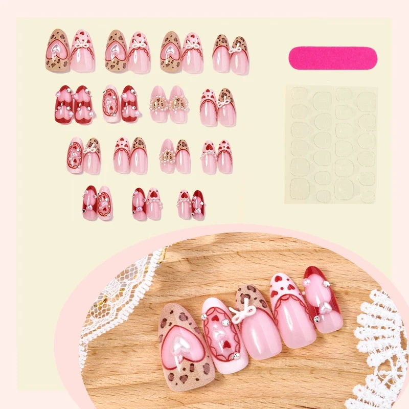 Künstliches Nagelset mit romantischen Herzdesigns und glamourösen 3D-Details Brehn