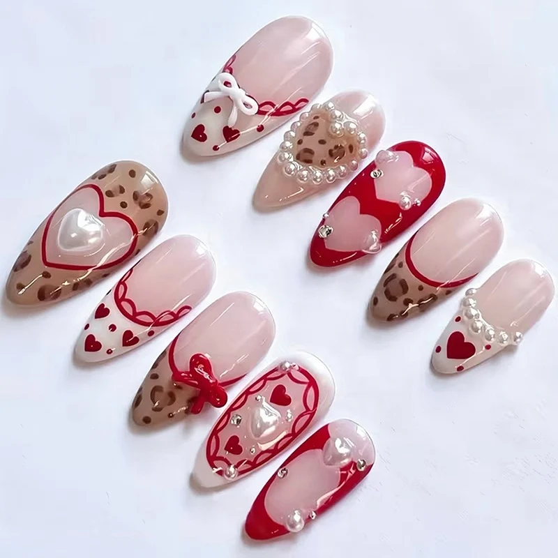 Künstliches Nagelset mit romantischen Herzdesigns und glamourösen 3D-Details Brehn