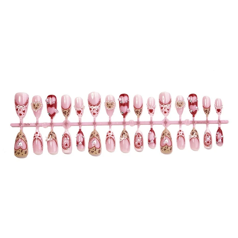 Künstliches Nagelset mit romantischen Herzdesigns und glamourösen 3D-Details Brehn