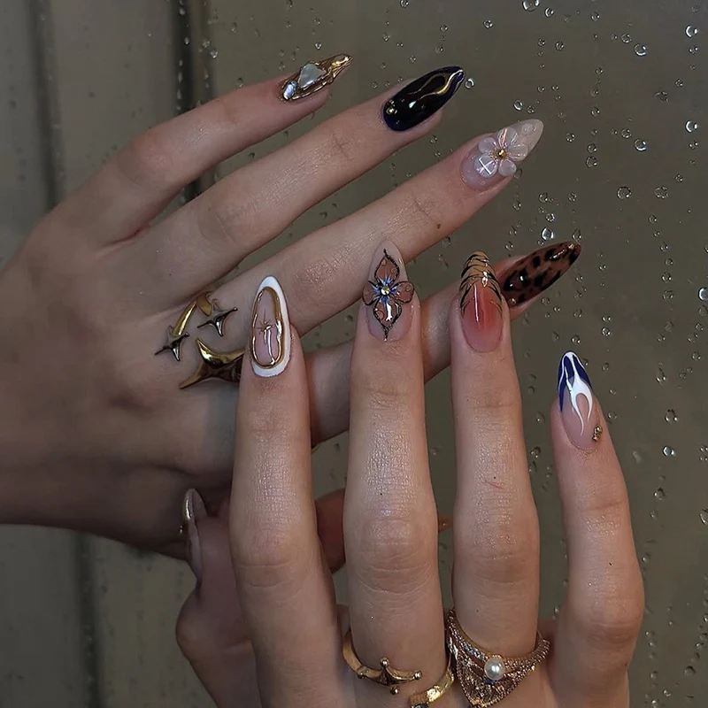 Künstliches Nagelset mit Glamourösen Designs und Eleganten Verzierungen Brehn