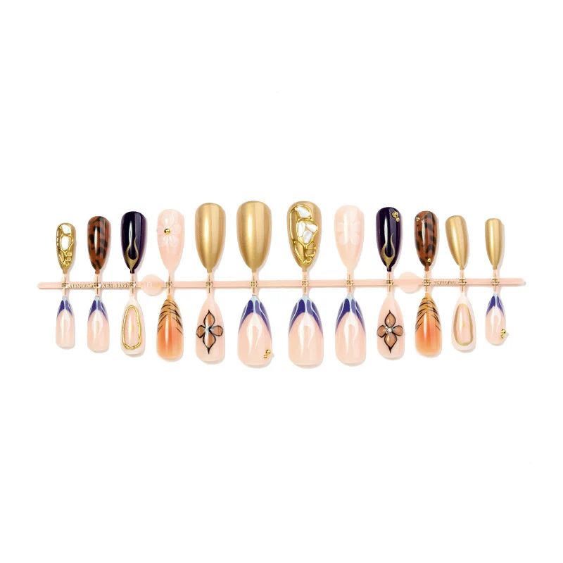 Künstliches Nagelset mit Glamourösen Designs und Eleganten Verzierungen Brehn