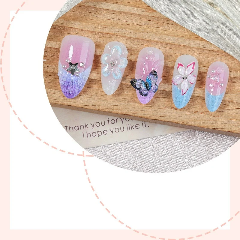 Künstliches Nagelset mit floralen und Glitzerdetails Brehn