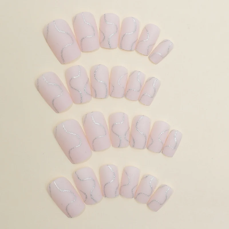 Künstliches Nagelset mit eleganten Linien und Glitzerakzenten Brehn