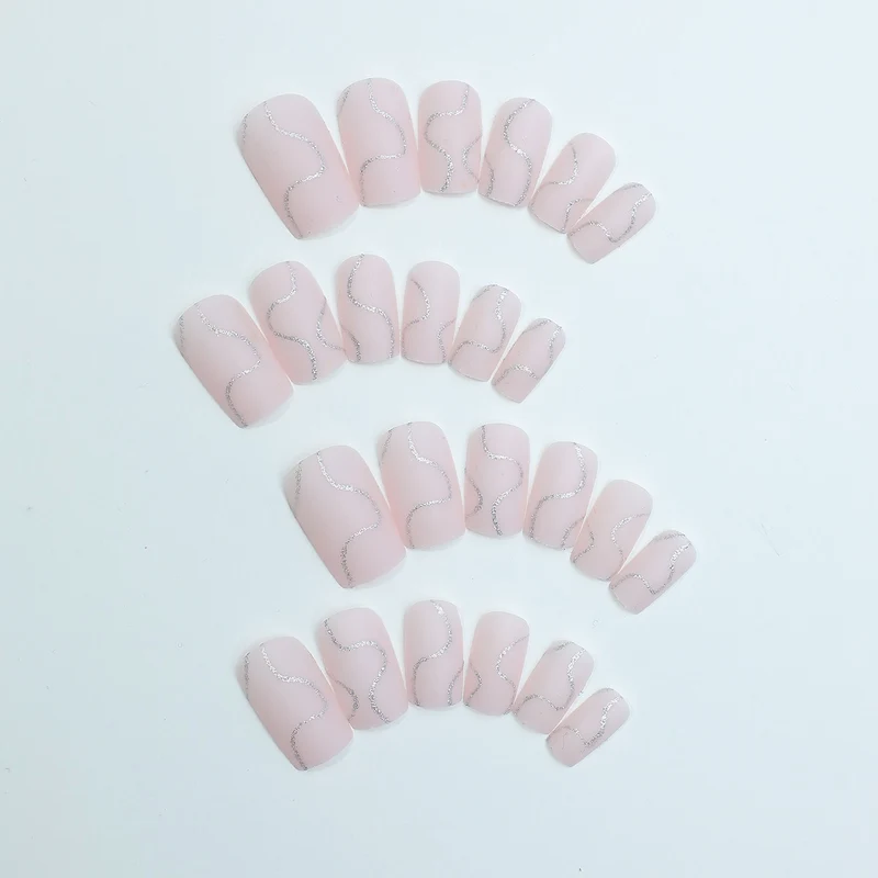 Künstliches Nagelset mit eleganten Linien und Glitzerakzenten Brehn