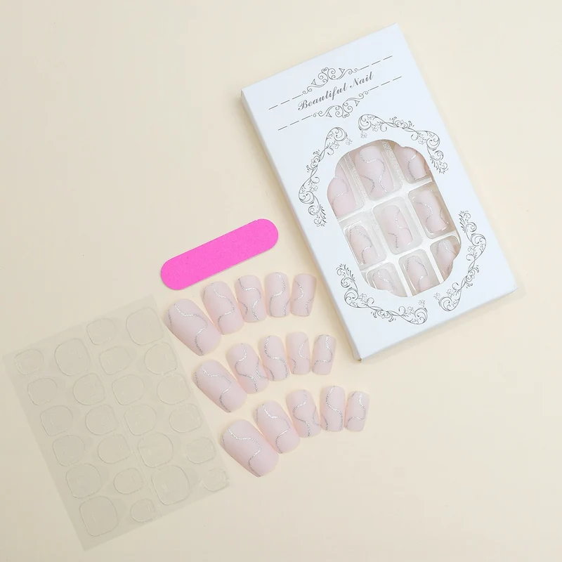 Künstliches Nagelset mit eleganten Linien und Glitzerakzenten Brehn