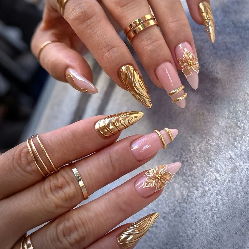 Künstliches Nagelset mit eleganten goldenen Verzierungen und zarten Designs Brehn