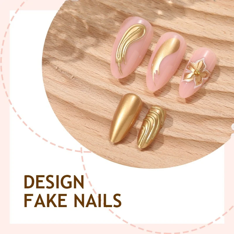 Künstliches Nagelset mit eleganten goldenen Verzierungen und zarten Designs Brehn