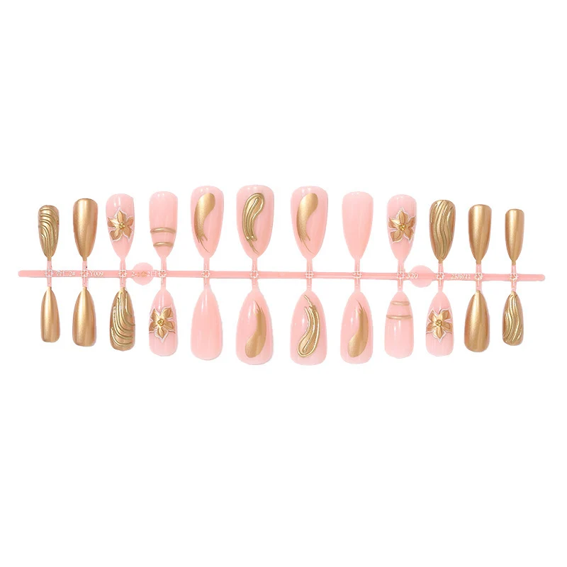 Künstliches Nagelset mit eleganten goldenen Verzierungen und zarten Designs Brehn