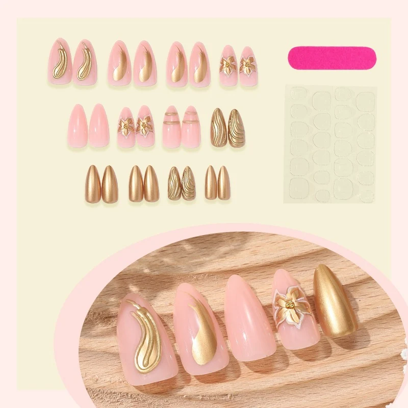 Künstliches Nagelset mit eleganten goldenen Verzierungen und zarten Designs Brehn