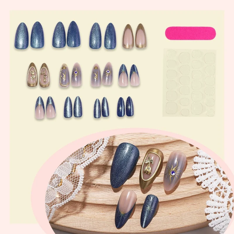 Künstliches Nagelset mit eleganten goldenen und blauen Akzenten Brehn