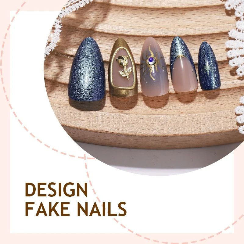 Künstliches Nagelset mit eleganten goldenen und blauen Akzenten Brehn