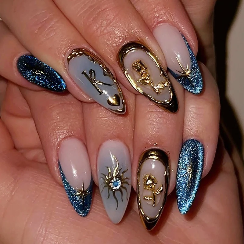 Künstliches Nagelset mit eleganten goldenen und blauen Akzenten Brehn