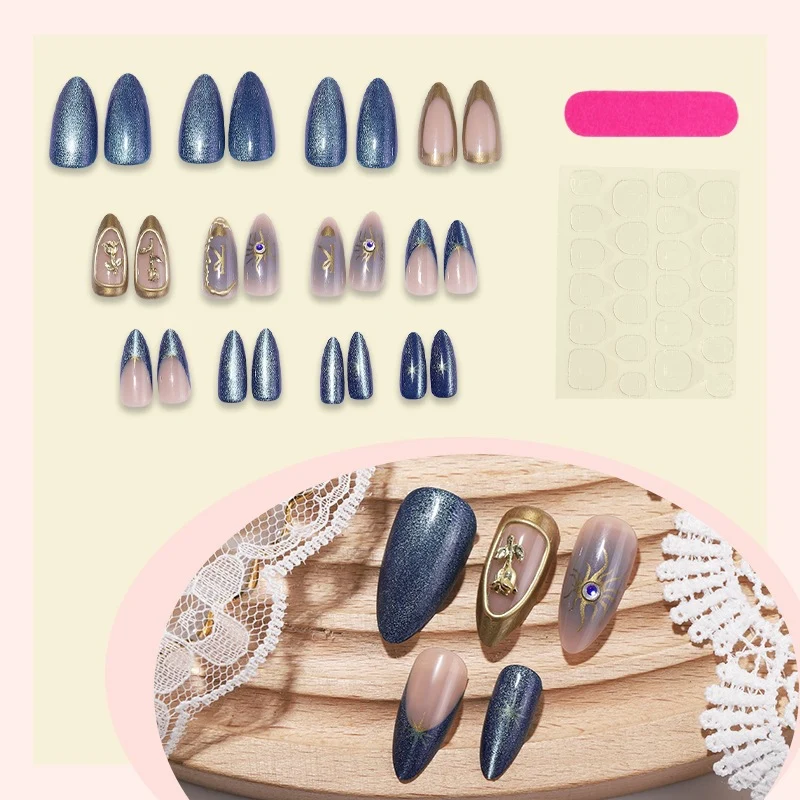 Künstliches Nagelset mit eleganten goldenen und blauen Akzenten Brehn