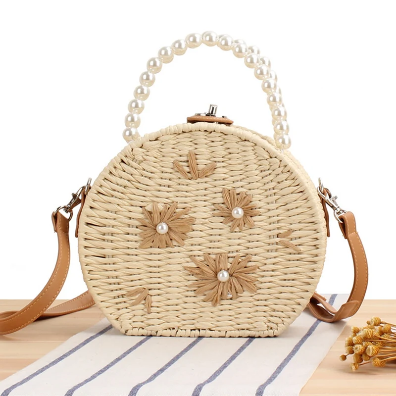 Runde Strohtasche mit Perlenschmuck Skanto