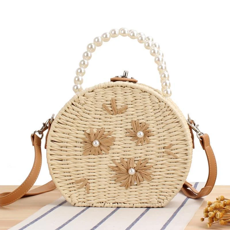 Runde Strohtasche mit Perlenschmuck Skanto