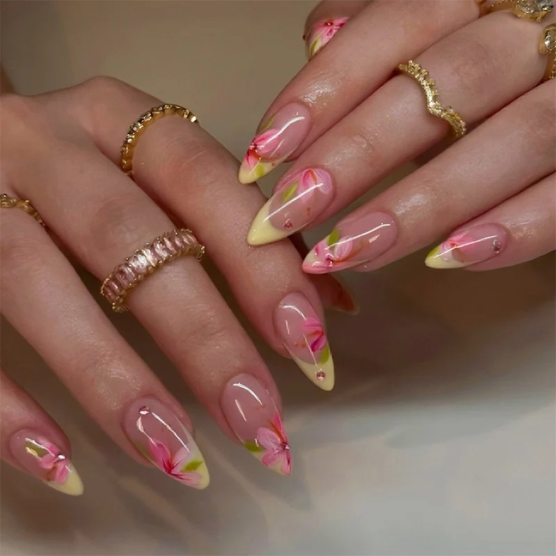 Künstliches Nagelset mit eleganten Blütenakzenten Brehn