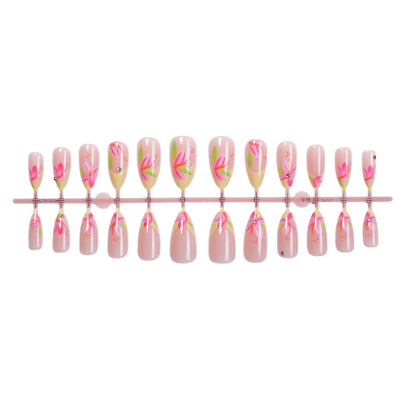 Künstliches Nagelset mit eleganten Blütenakzenten Brehn