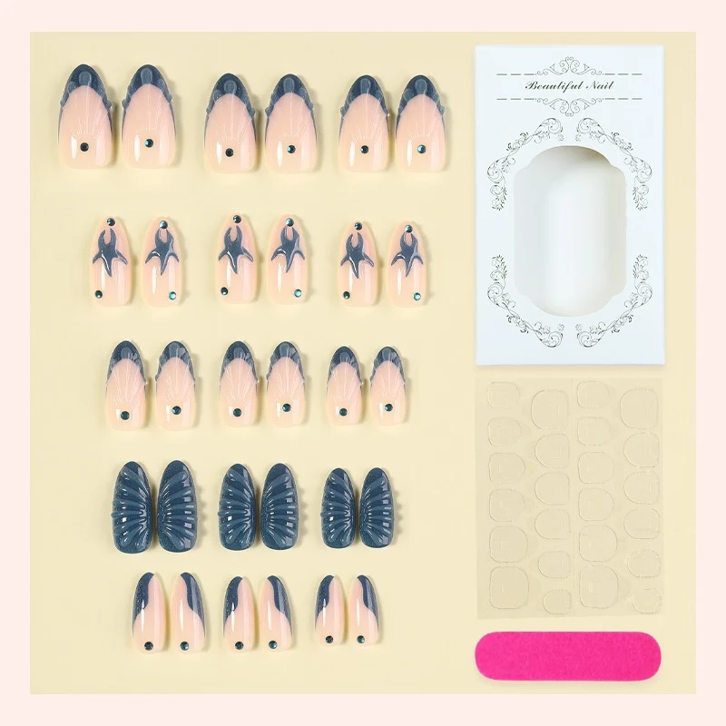 Künstliches Nagelset mit eleganten 3D-Motiven Brehn