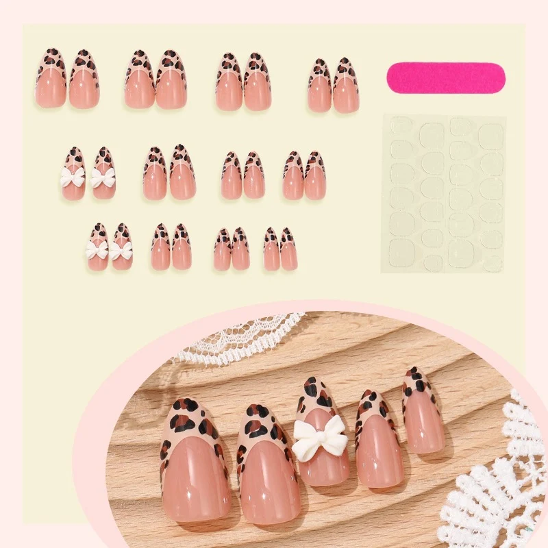 Künstliches Nagelset mit elegantem Leoparden-Design und verspielten Bogenakzenten Brehn