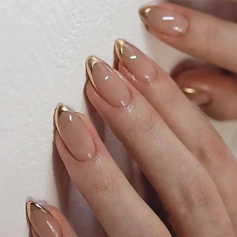 Künstliches Nagelset mit elegantem Goldverzierungs-Design Brehn