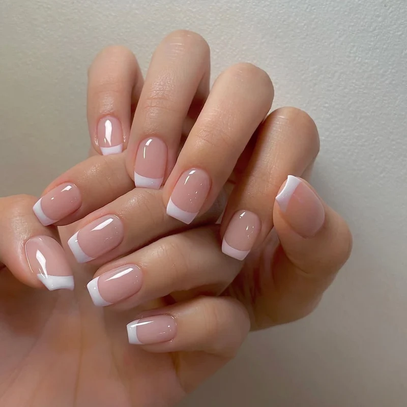 Künstliches Nagelset mit elegantem French-Maniküre-Design Brehn