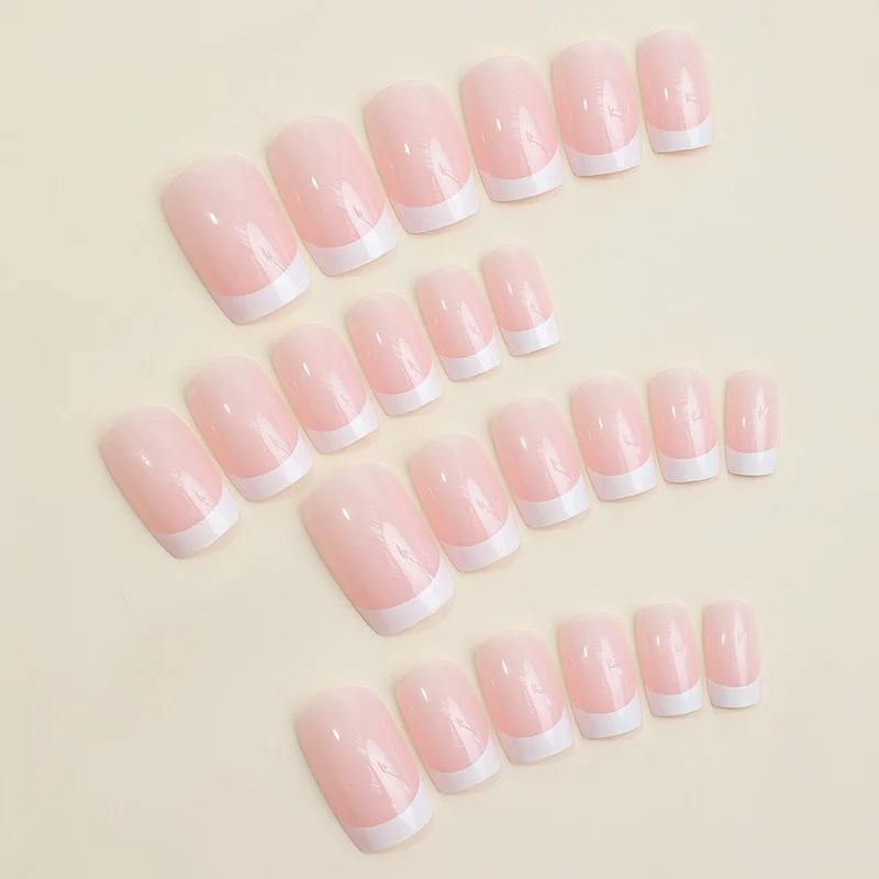 Künstliches Nagelset mit elegantem French-Maniküre-Design Brehn