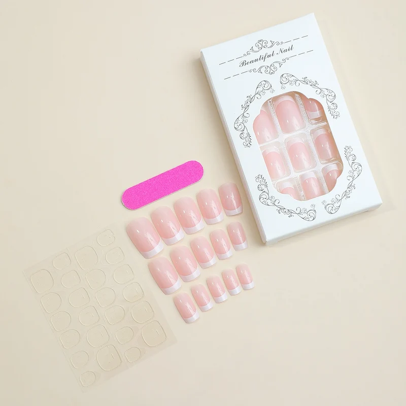 Künstliches Nagelset mit elegantem French-Maniküre-Design Brehn