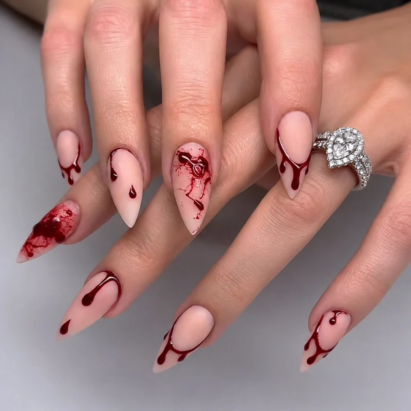 Künstliches Nagelset mit Blutakzenten und kreativen Designs Brehn