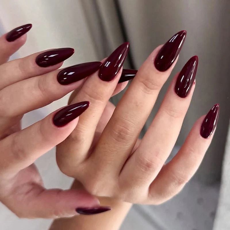 Künstliches Nagelset in eleganten Stiletto-Formen Brehn