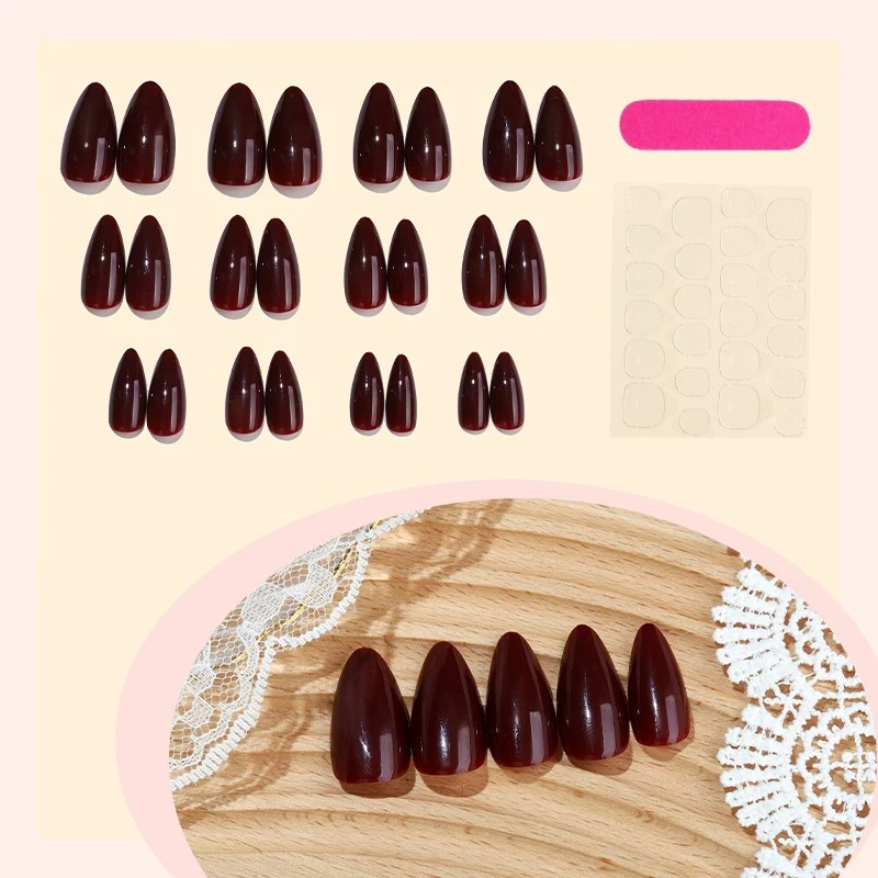 Künstliches Nagelset in eleganten Stiletto-Formen Brehn