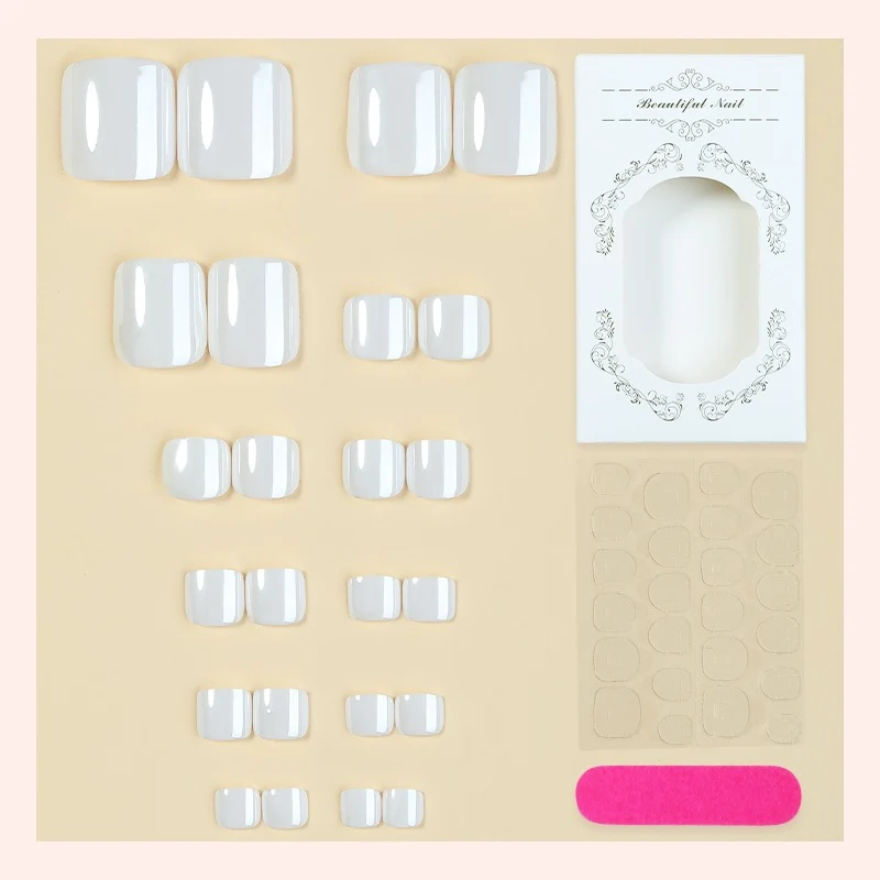 Künstliches Nagel-Set mit eleganten French-Tips Brehn