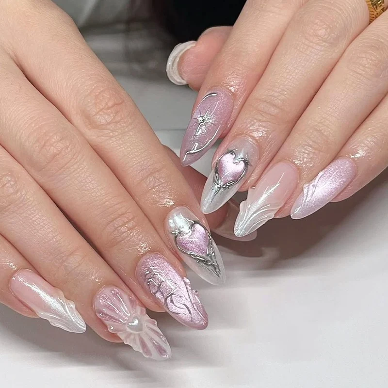Künstliches Kunstnagelset mit floralen Akzenten und glitzernden Details Brehn
