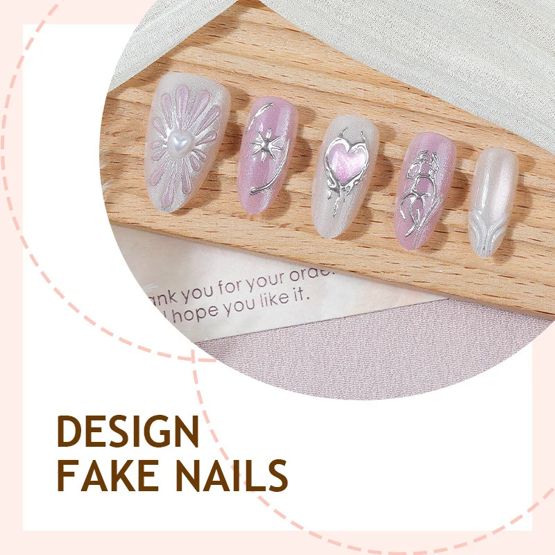 Künstliches Kunstnagelset mit floralen Akzenten und glitzernden Details Brehn