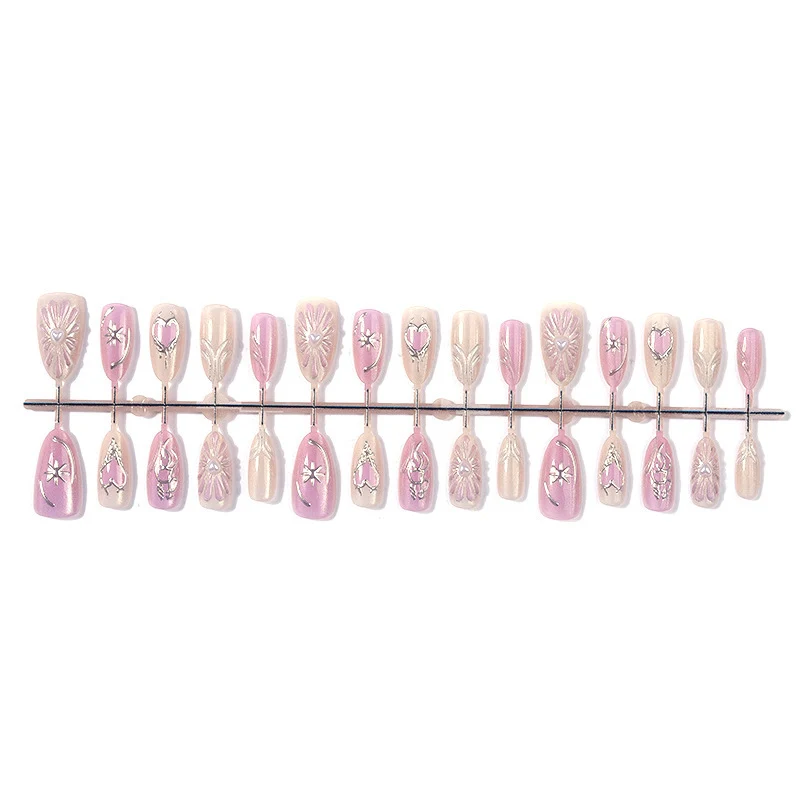Künstliches Kunstnagelset mit floralen Akzenten und glitzernden Details Brehn