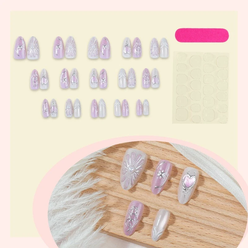 Künstliches Kunstnagelset mit floralen Akzenten und glitzernden Details Brehn