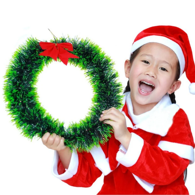 Festlicher Weihnachtskranz mit Schleife