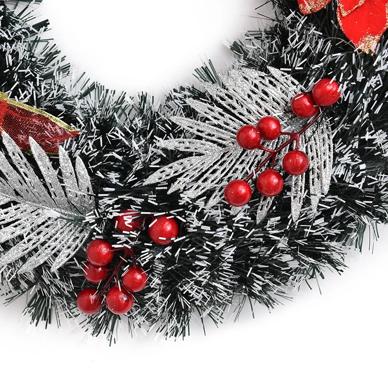 Festlicher Weihnachtskranz mit bunten Verzierungen