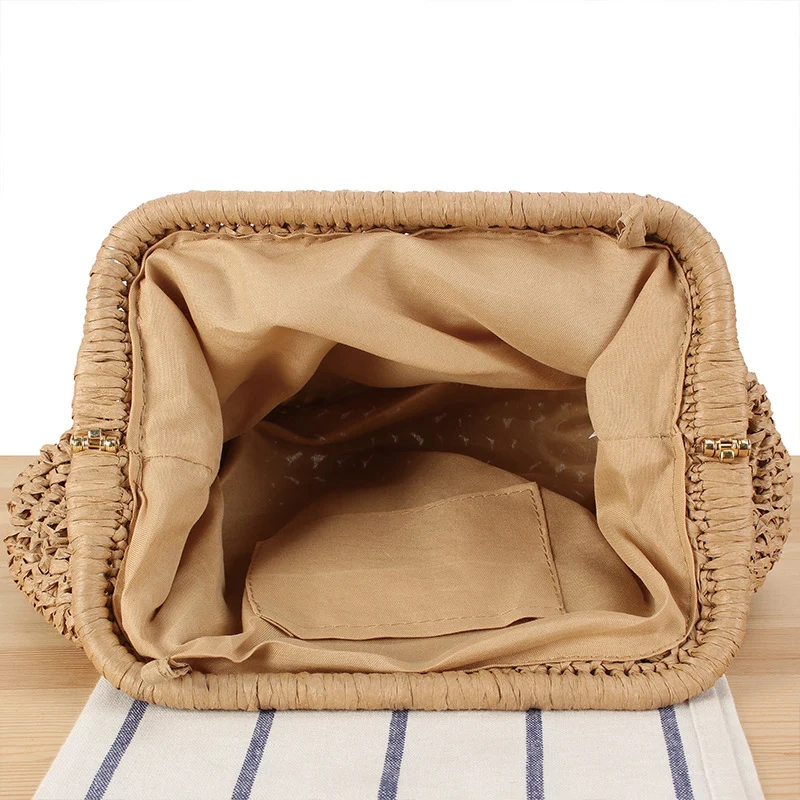 Geflochtene Clutch mit Perlenakzent Skanto
